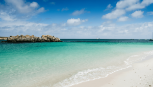 Plage de sable blanc et eau turquoise dans l'archipel des Glénan, une étape incontournable lors d'une semaine dans le Finistère Sud.