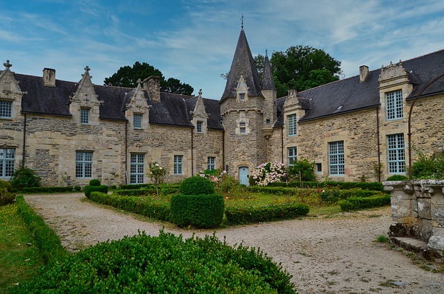 Château médiéval de Rochefort-en-Terre avec ses douves, incontournable du Morbihan