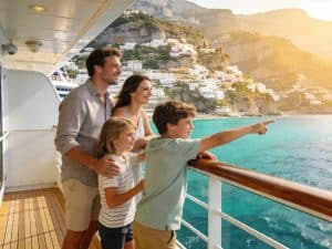 Parents et enfants sur le pont d'un bateau de croisière face au littoral méditerranéen