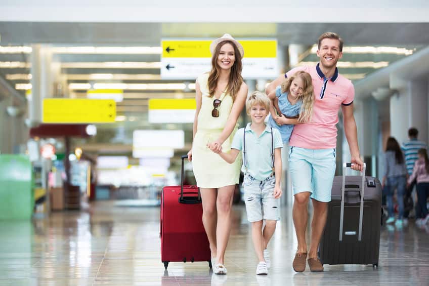 Famille avec valises prête à partir en vacances à Larmor Baden dans le Morbihan