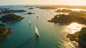 Vue aérienne du Golfe du Morbihan au coucher du soleil avec ses îles et ses voiliers