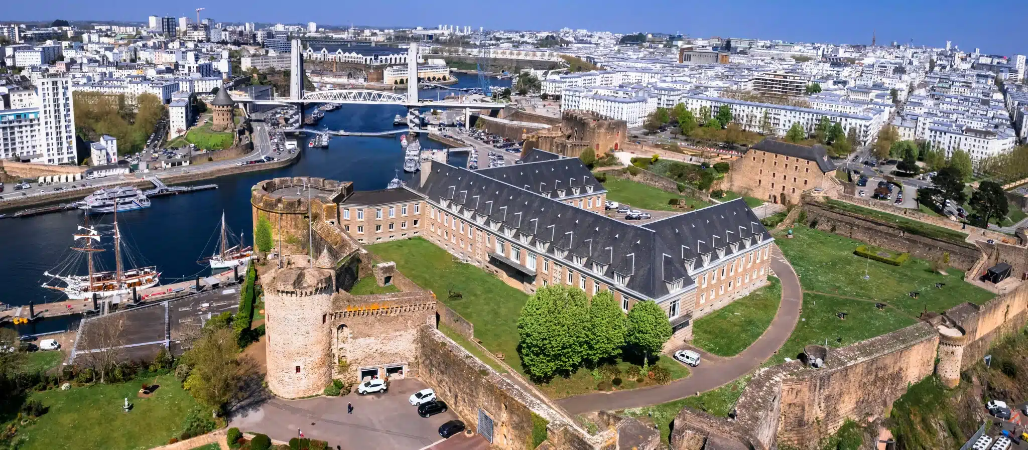 Vue aérienne du château de Brest et du pont de Recouvrance, monuments emblématiques lors d'une escapade en Bretagne."