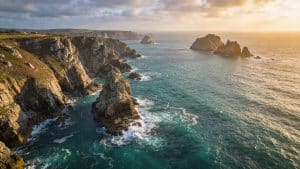 Vue aérienne de la pointe du Pen-Hir et des Tas de Pois, presqu'île de Crozon