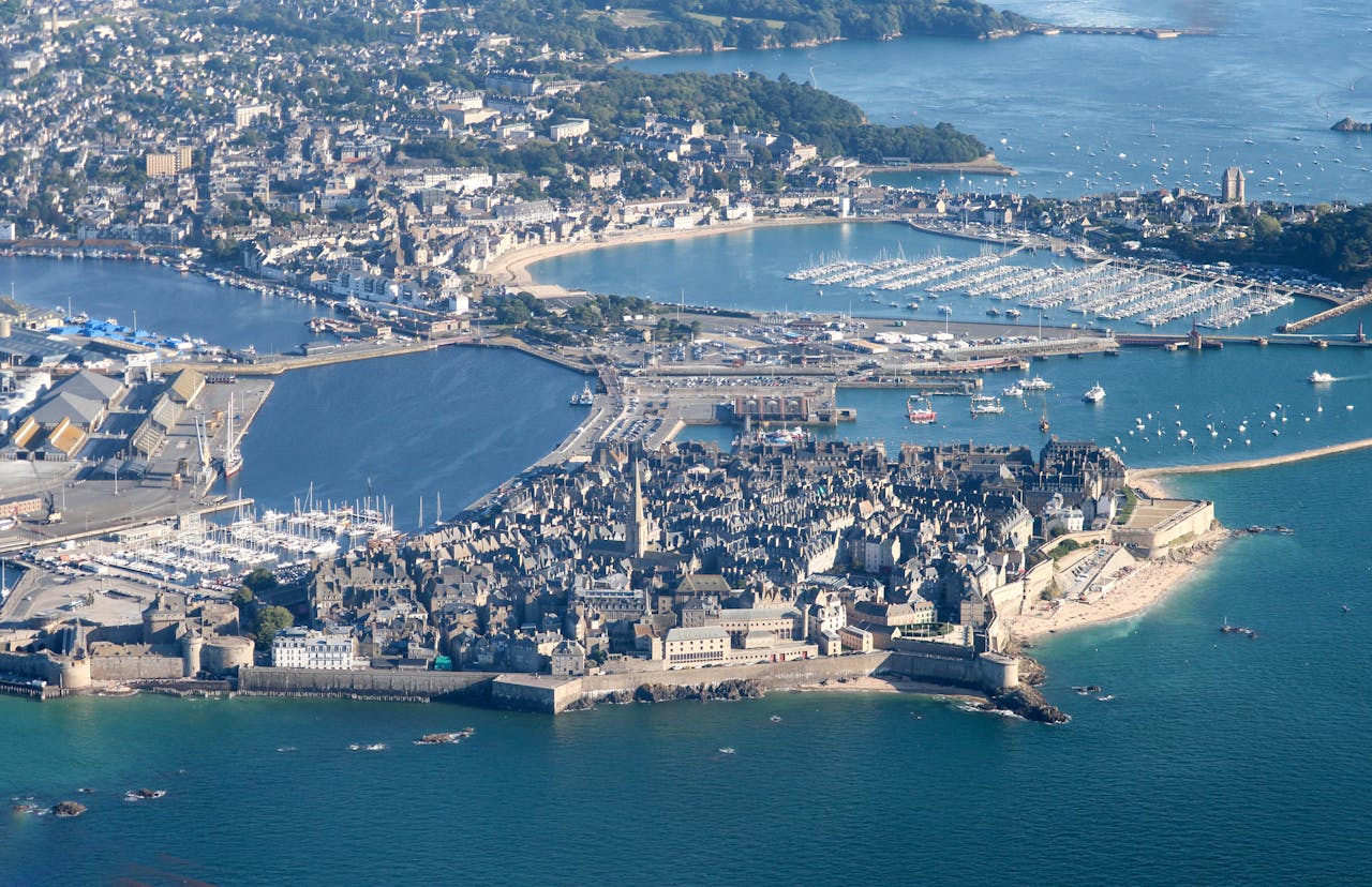 Vue aérienne spectaculaire sur la cité corsaire de Saint-Malo, ses remparts et son port, idéale pour un week-end en Bretagne.